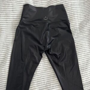 Beyond Yoga shiny black leggings l Large